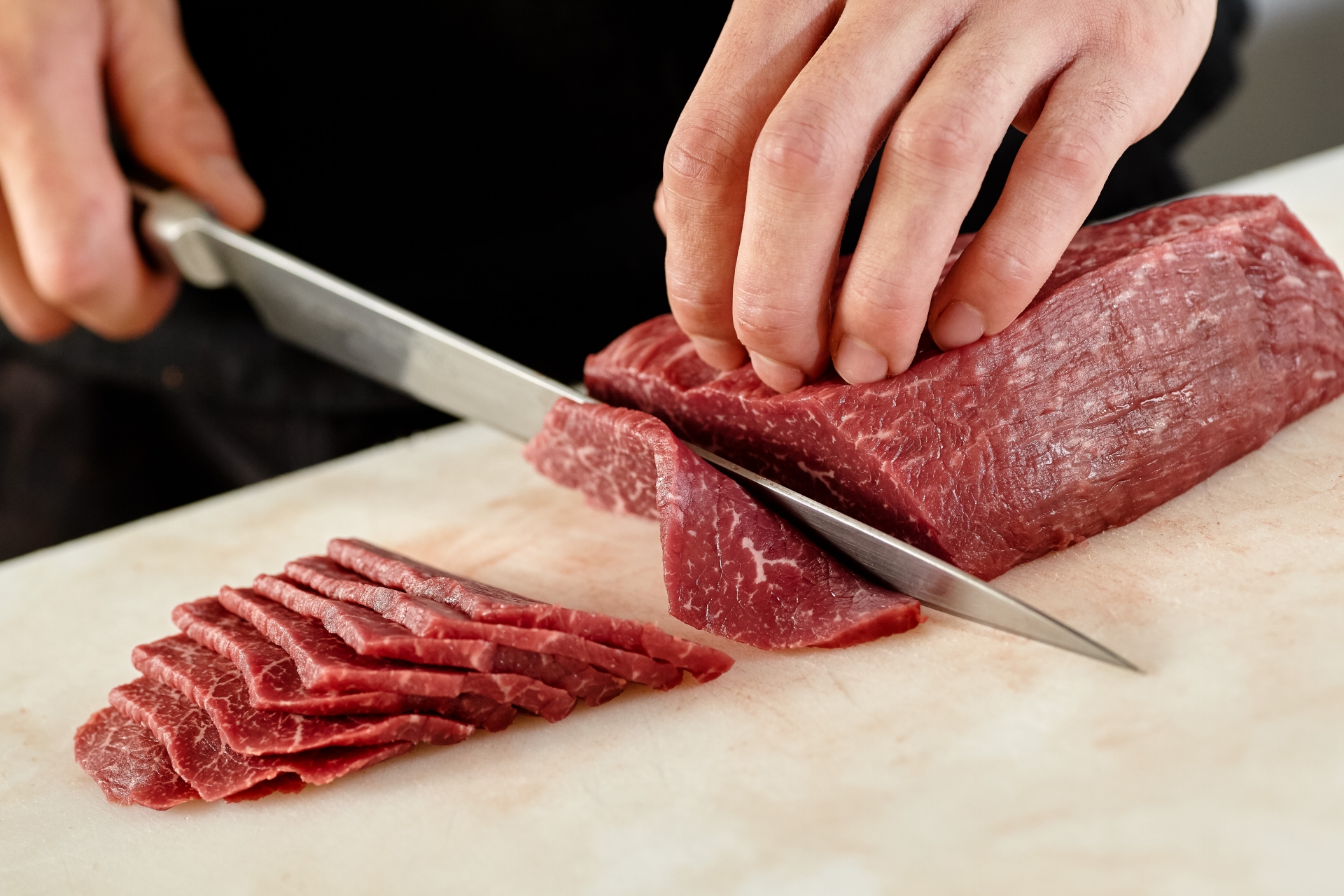 お肉を切る画像
